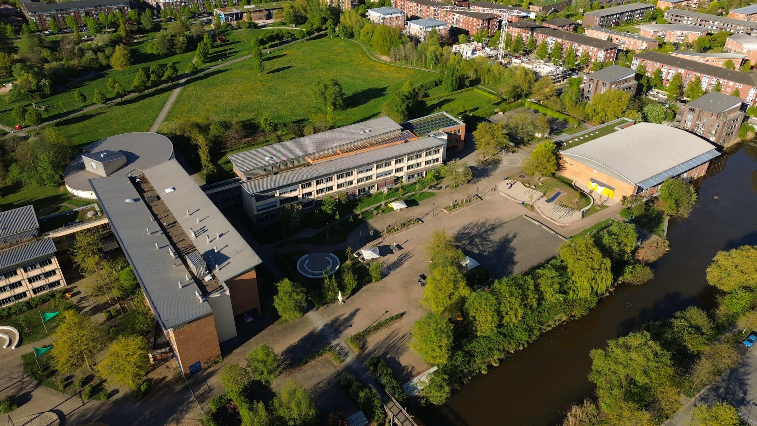 <img src="https://gymnasium-allermoehe.hamburg.de/wp-content/uploads/sites/889/2025/10/GymAll-Stempel_gruenweiss.png" alt="Gymnasium Allermöhe" style="max-width: 40%;height: auto">